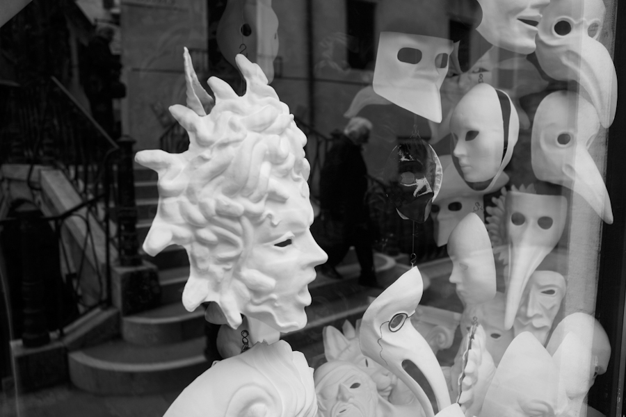 http://blog.imaginevenice.com/wp-content/uploads/2011/02/Venice-Carnival-masks-black-and-white.jpg